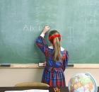 dziewczynka przy tablicy problemy z nauką